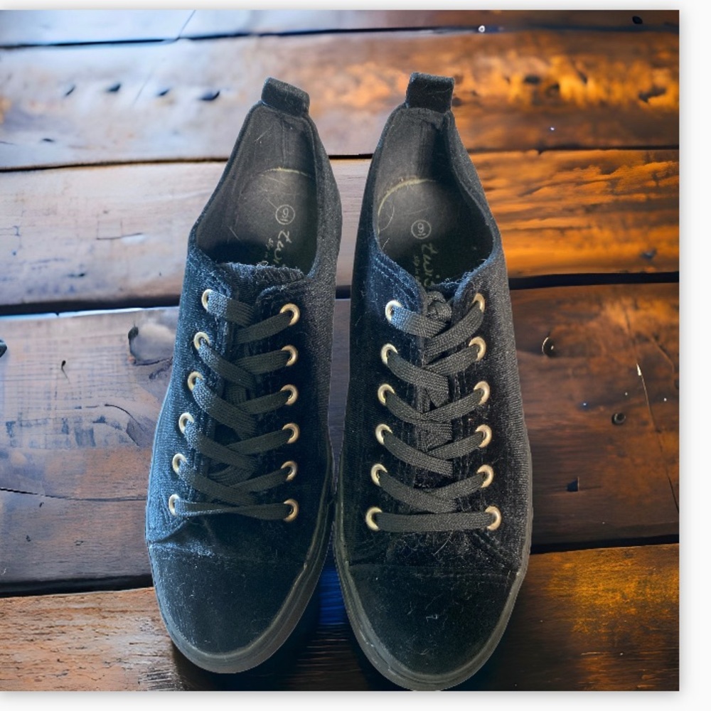 Twisted Velvet sneaker women’s size 9 skid resistant